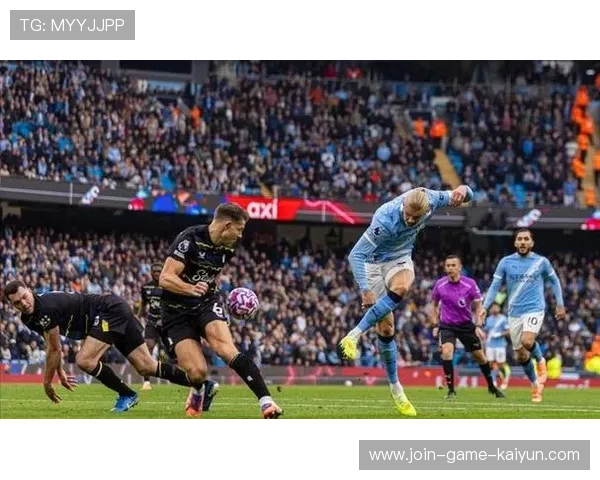 英超曼城边路穿插成效显著，主场掌声四起